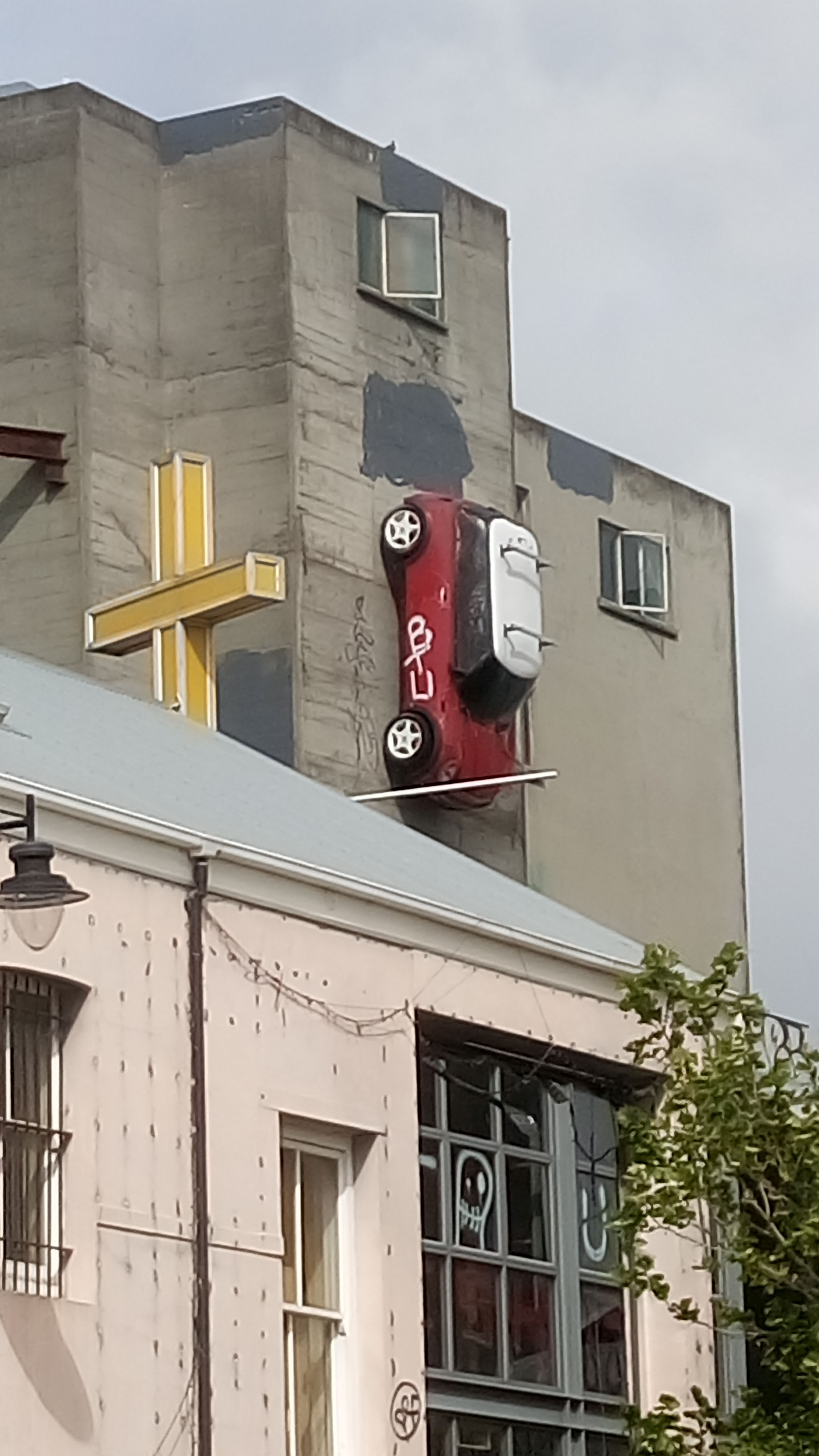 Christchurch - auto na stěně